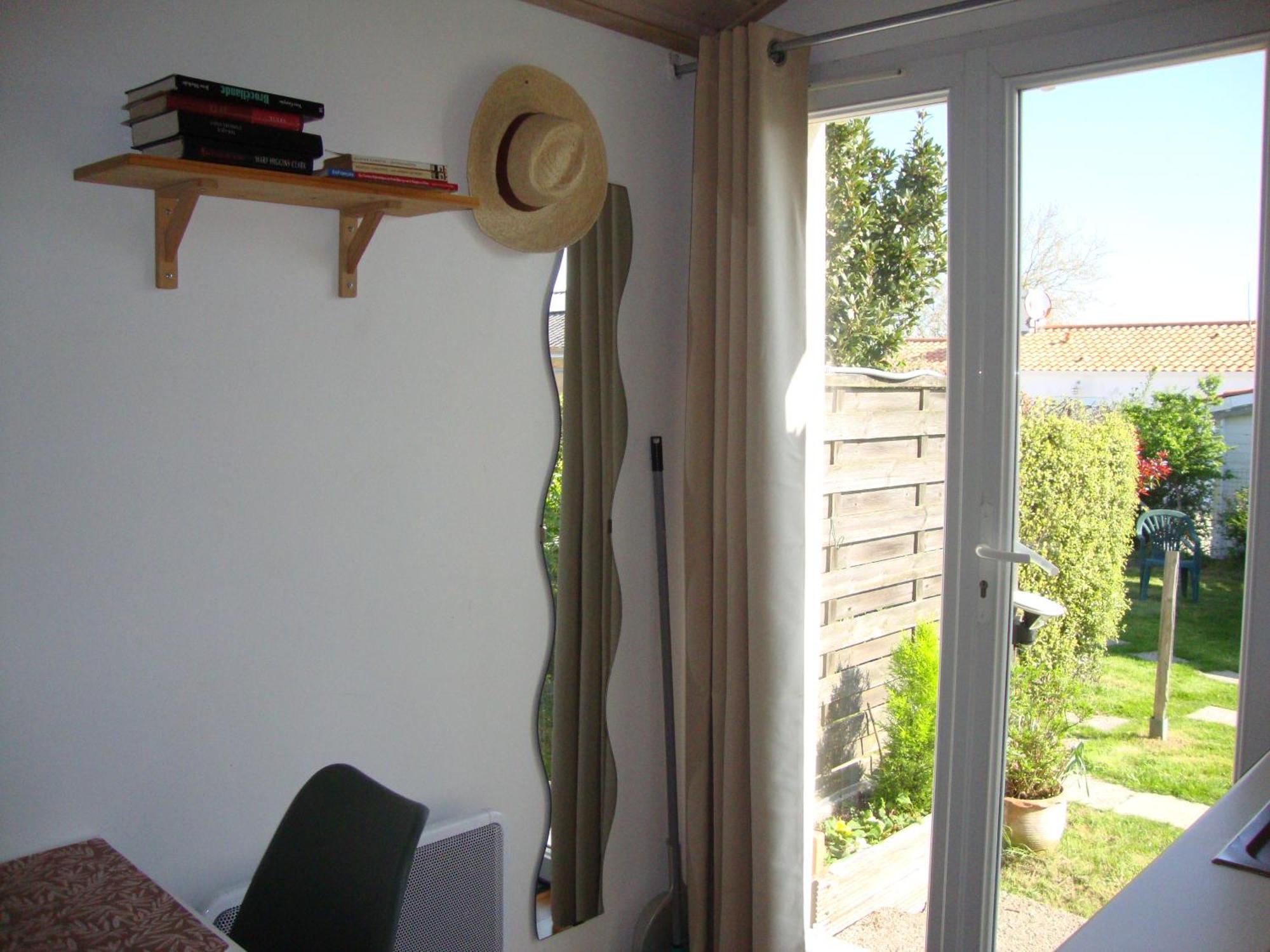 A Pied Vrai Lit Linge Fourni Jardin