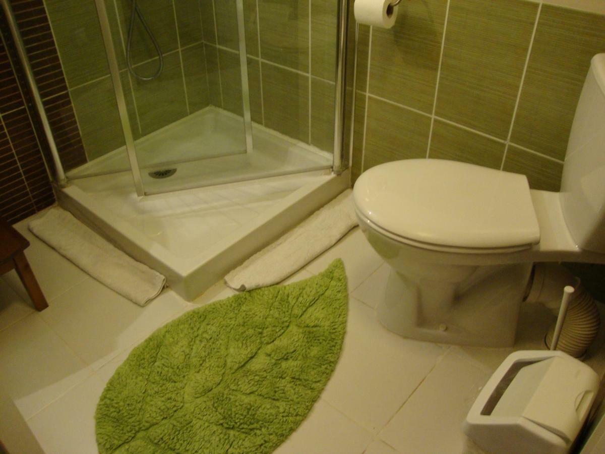 A Pied Vrai Lit Linge Fourni Jardin